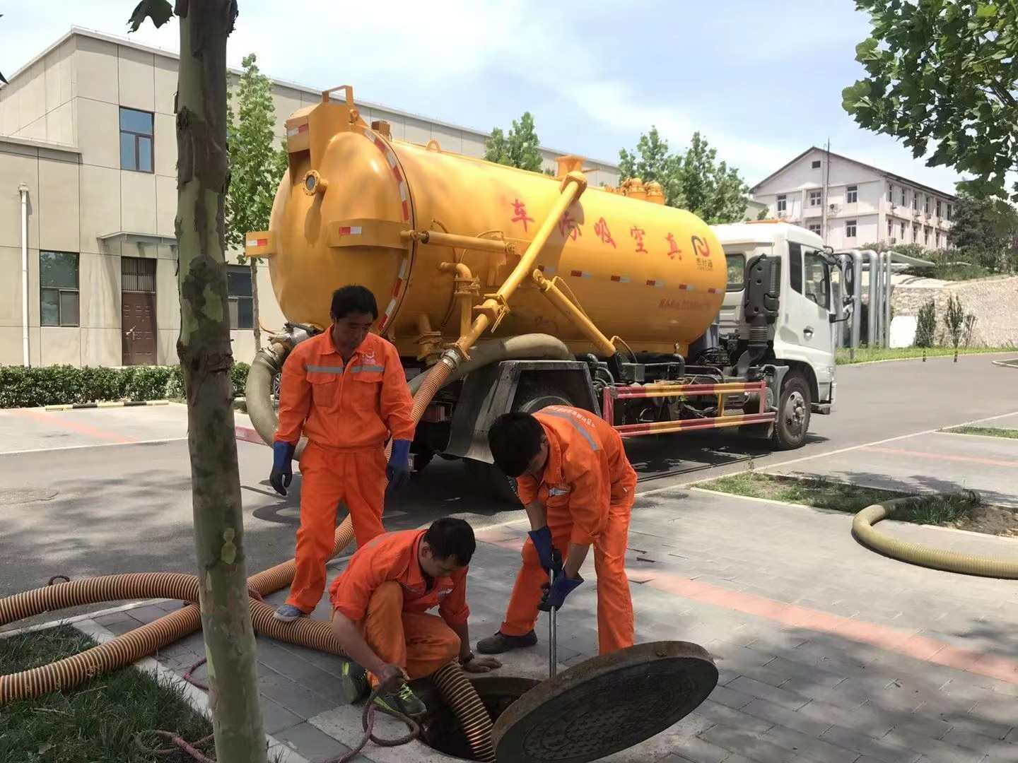 响水管道疏通车停在窨井附近