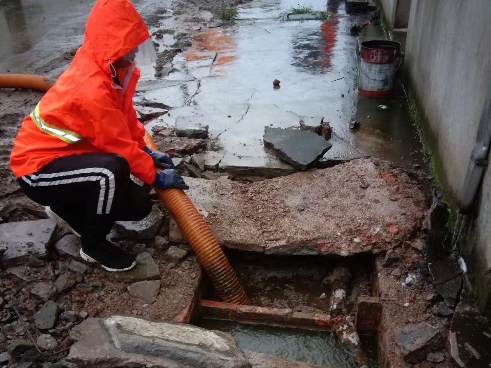 响水专业清理污水池 炜誉市政以规范流程守护城市 “肠道”