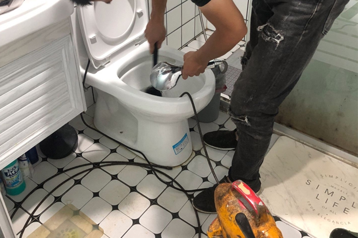 响水马桶堵塞自己疏通还是找师傅?专业上门服务让你省时更省心